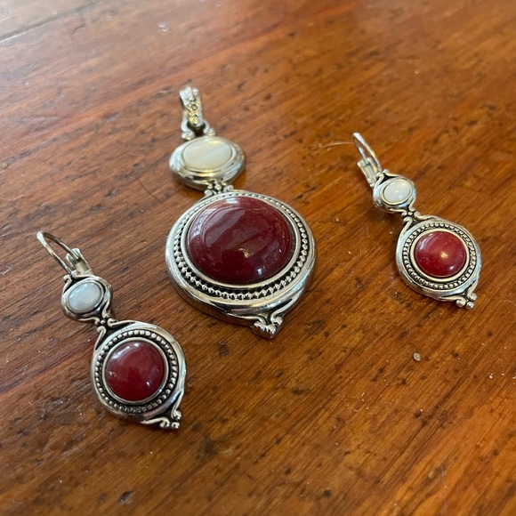 Lia Sophia pendant and earring set - Picture 2 of 4